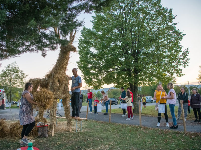 Zaštitni znak Jelenja materijalizirao se u vidu ogromne slamnate skulpture u centru Dražica
