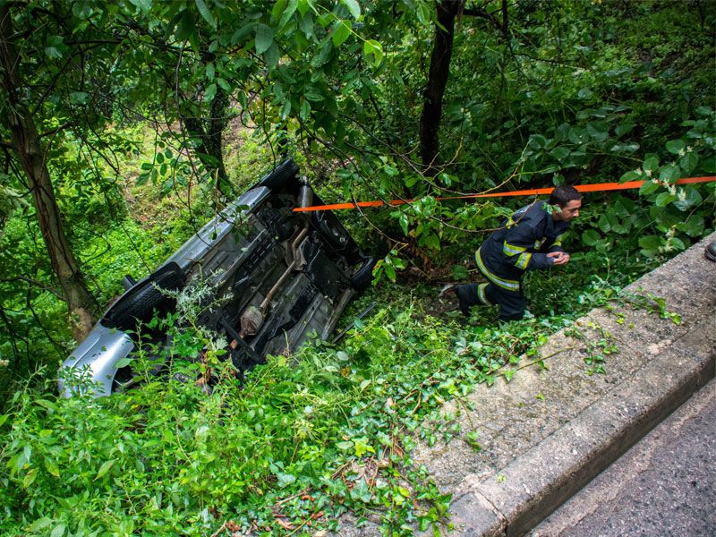 Vatrogasci Jelenje: Prometna nesreća u Ratuljima - automobil sletio u provaliju