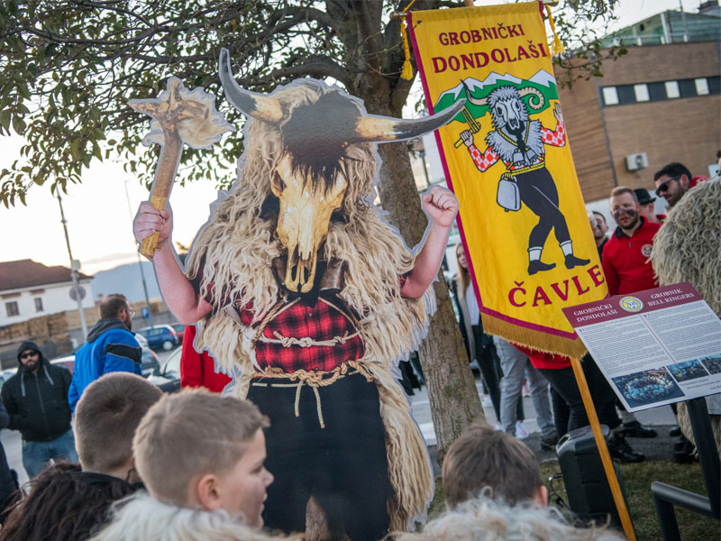 Spomenik silueta Grobnikim dondolašima postavljena u centru Dražica
