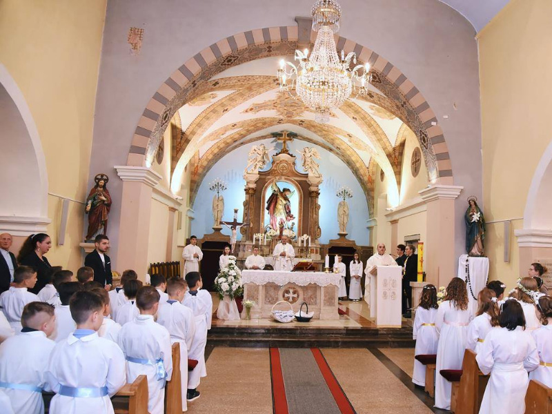 U župnoj crkvi u Jelenju podijeljeni sakramenti potvrde i prve pričesti