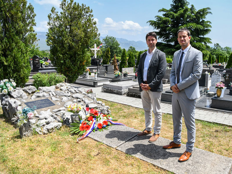 Položeni vijenci i svijeće uoči Dana antifašističke borbe!