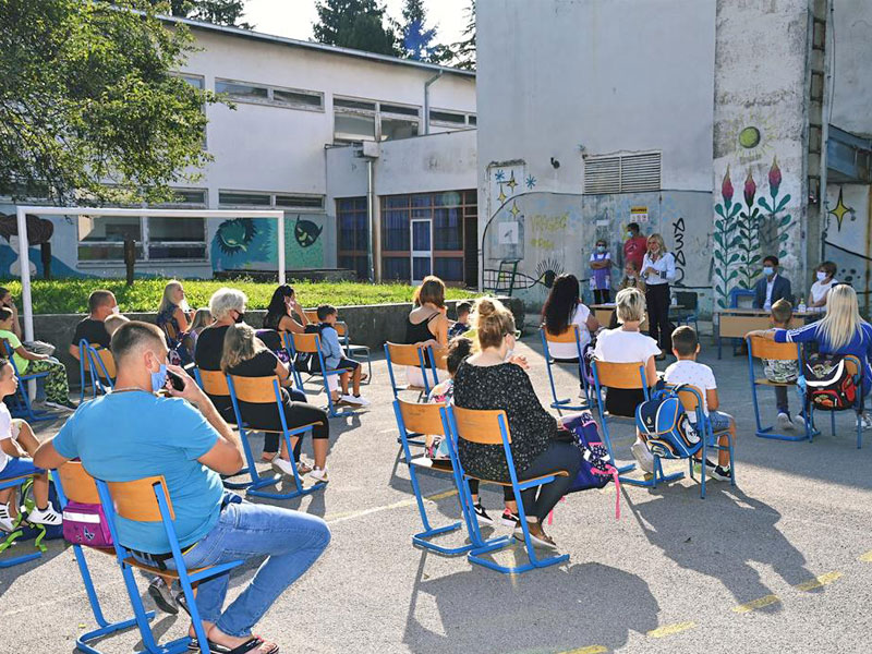 Prvašići sjeli u školske klupe