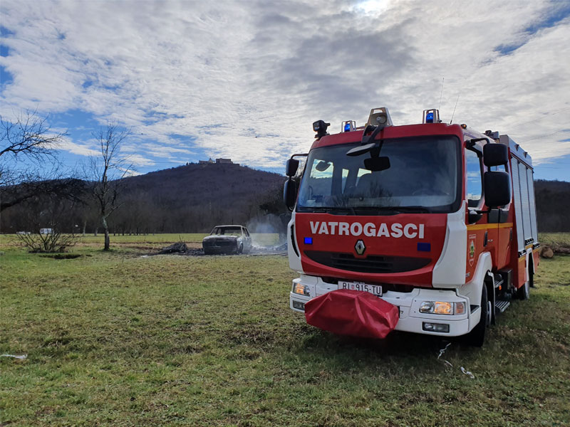 Nikad dovoljno opreza prilikom spaljivanja otpada: Automobil u Dražicama u potpunosti izgorio