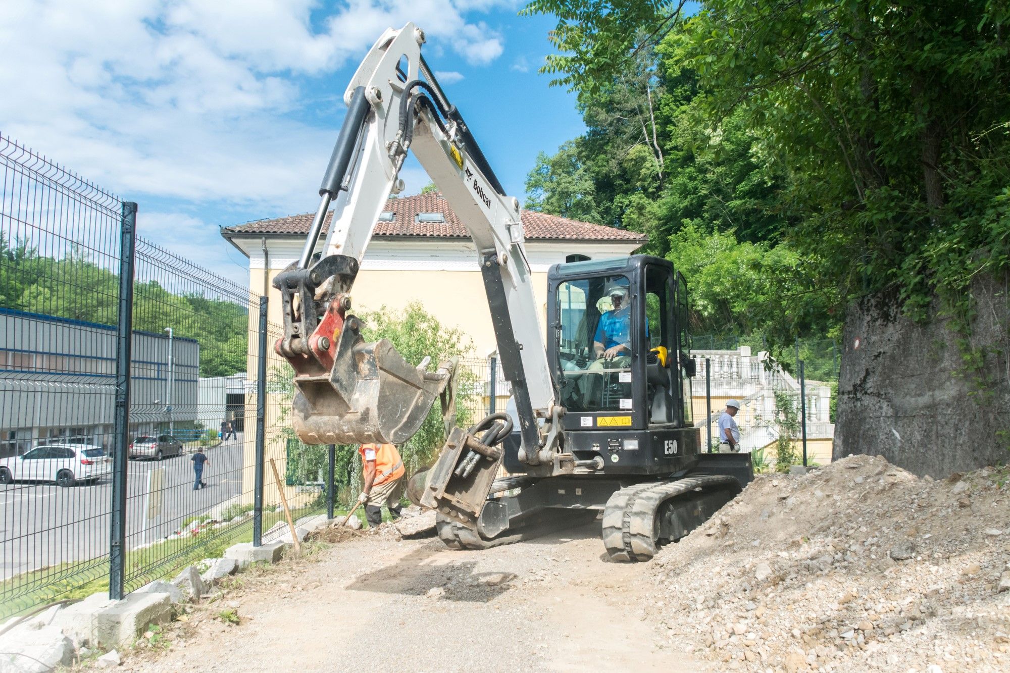 Radovi u tijeku: Proširenje ceste u Lukežima