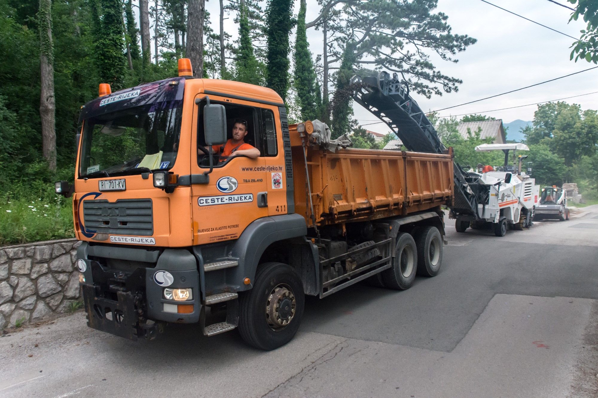 30.05.2018. - Asfaltiranje kod Osnove škole Jelenje-Dražice u Jelenju