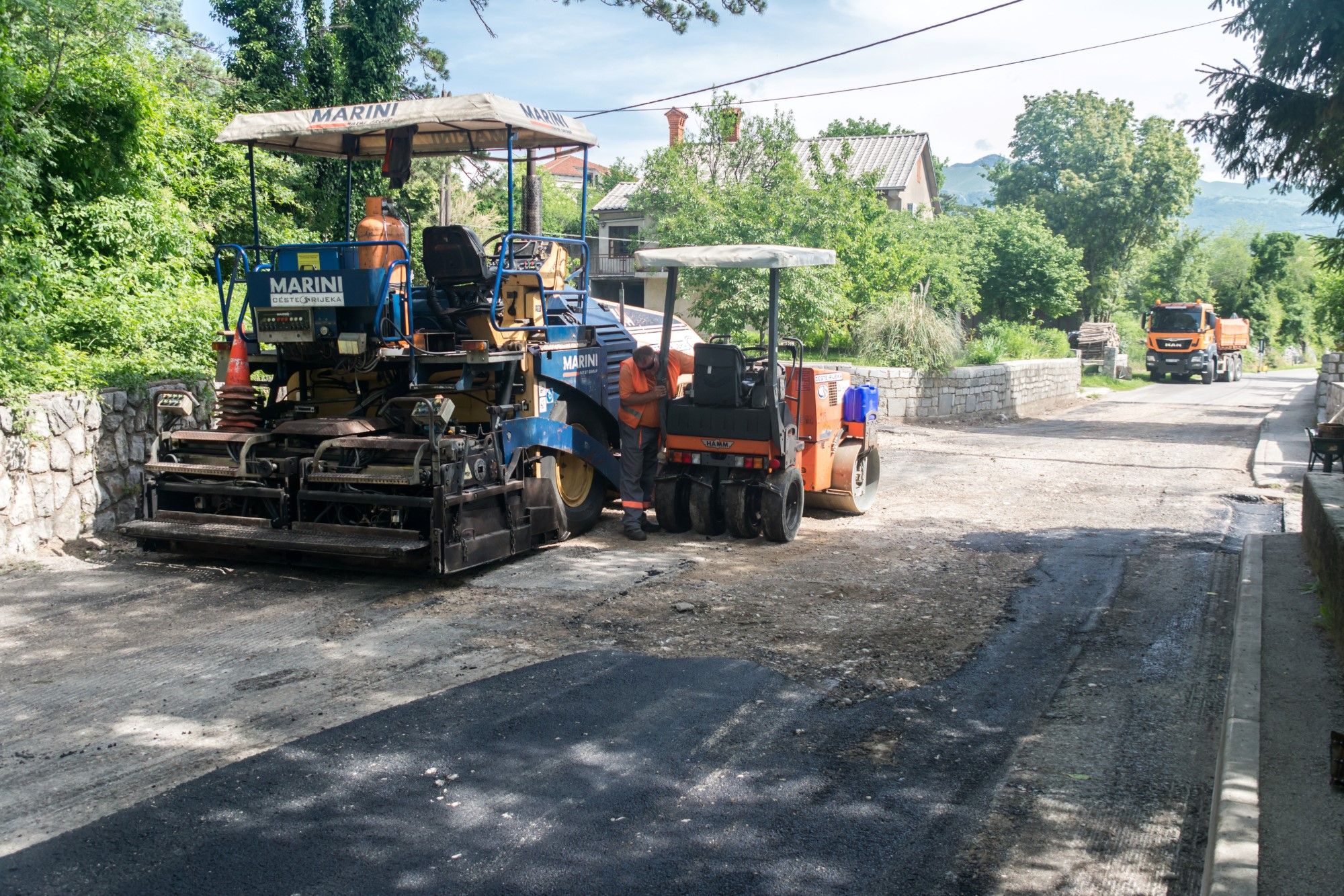 30.05.2018. - Asfaltiranje kod Osnove škole Jelenje-Dražice u Jelenju
