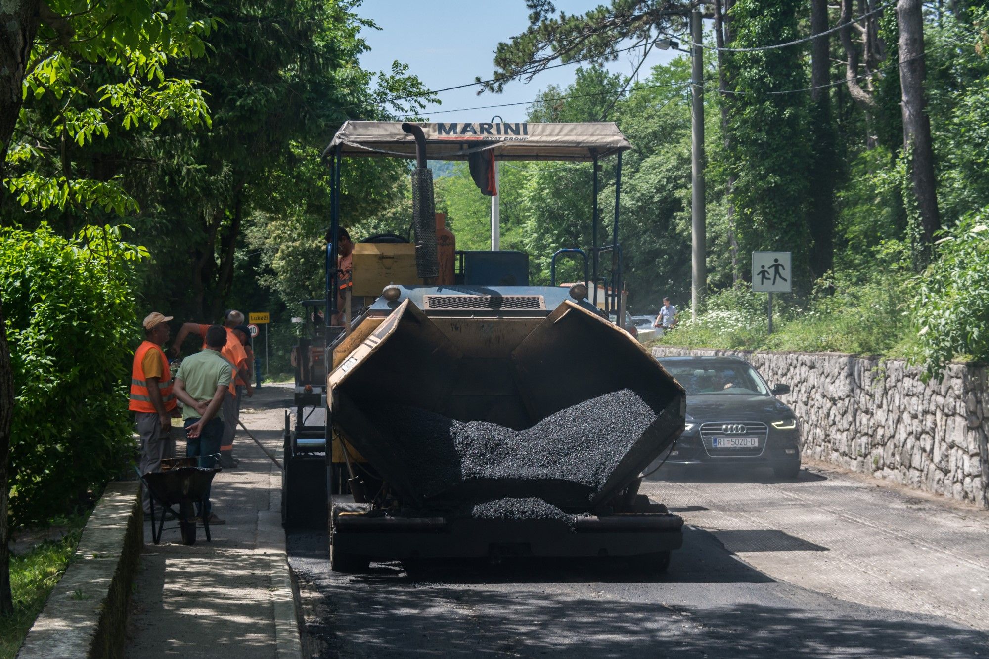 30.05.2018. - Asfaltiranje kod Osnove škole Jelenje-Dražice u Jelenju