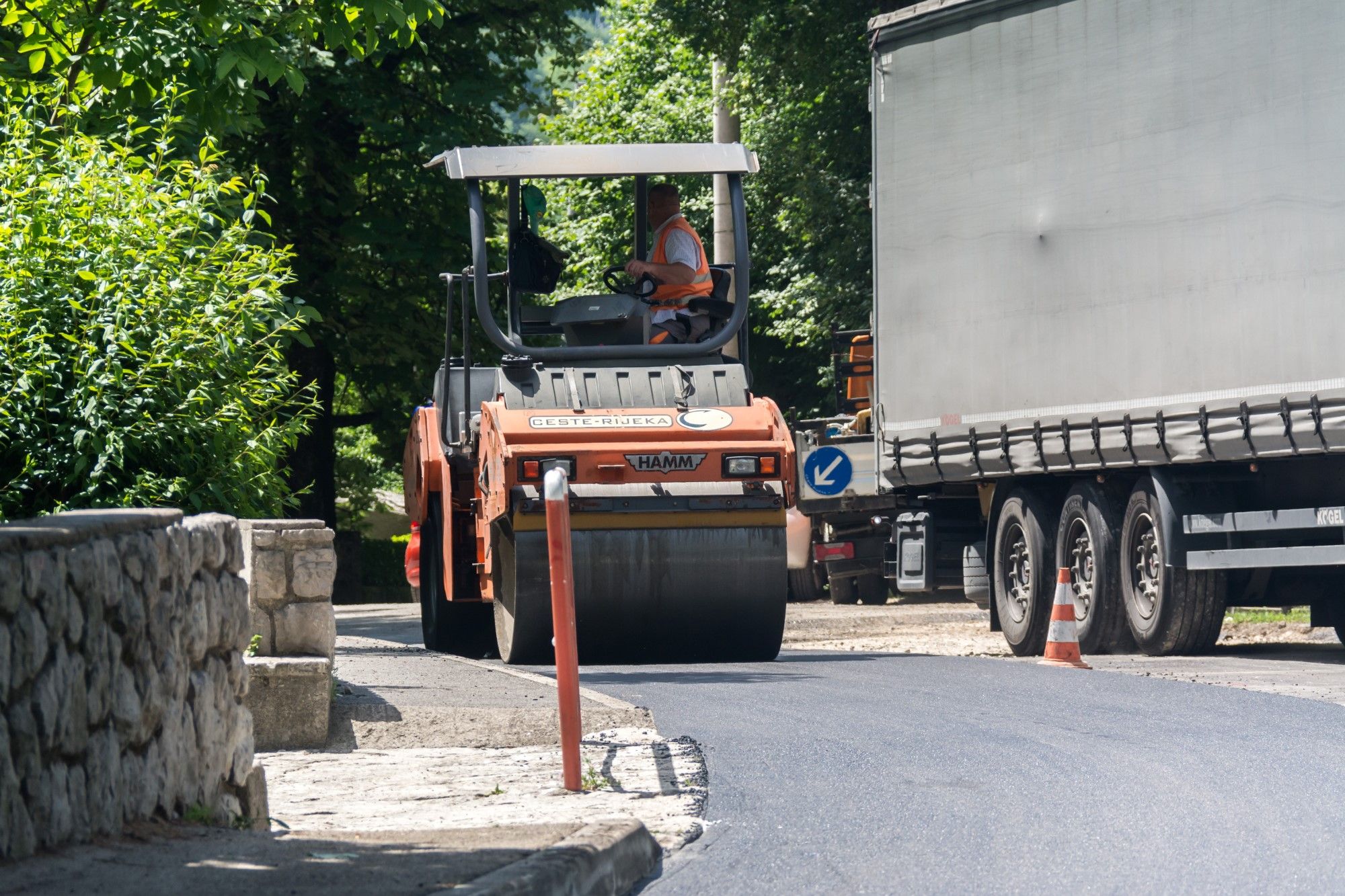 30.05.2018. - Asfaltiranje kod Osnove škole Jelenje-Dražice u Jelenju
