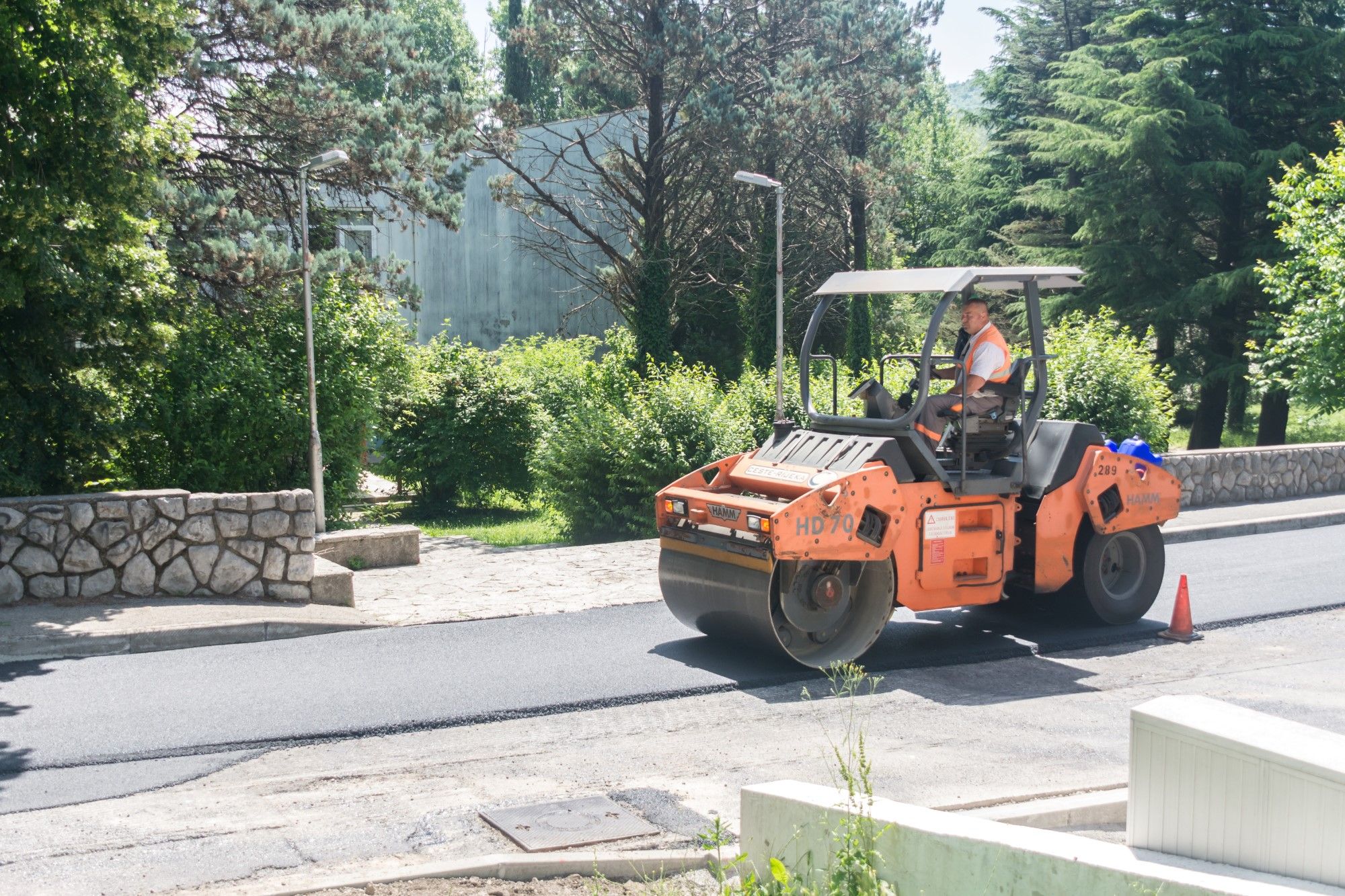 30.05.2018. - Asfaltiranje kod Osnove škole Jelenje-Dražice u Jelenju