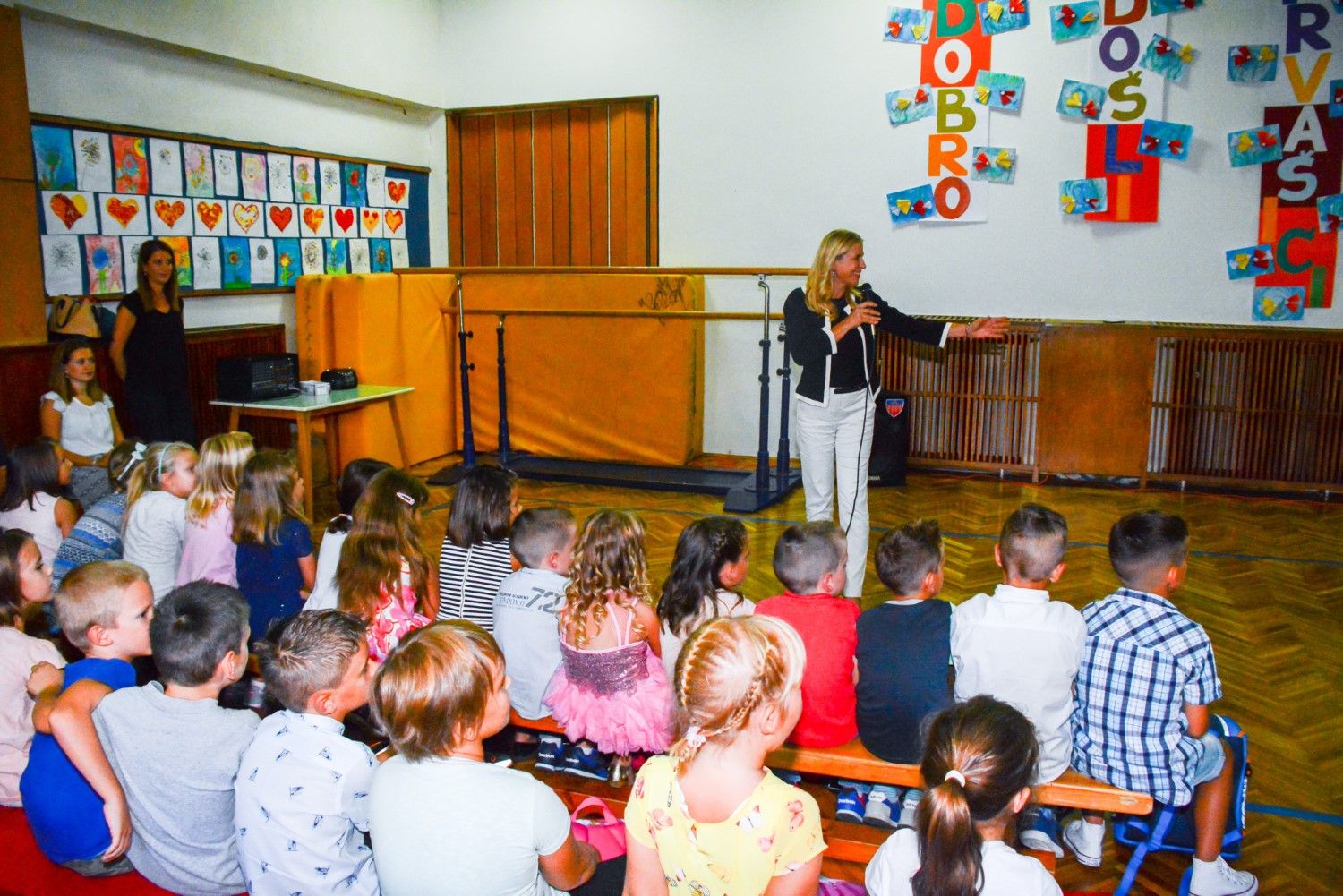 Prvašići - prvi dan škole u Jelenju