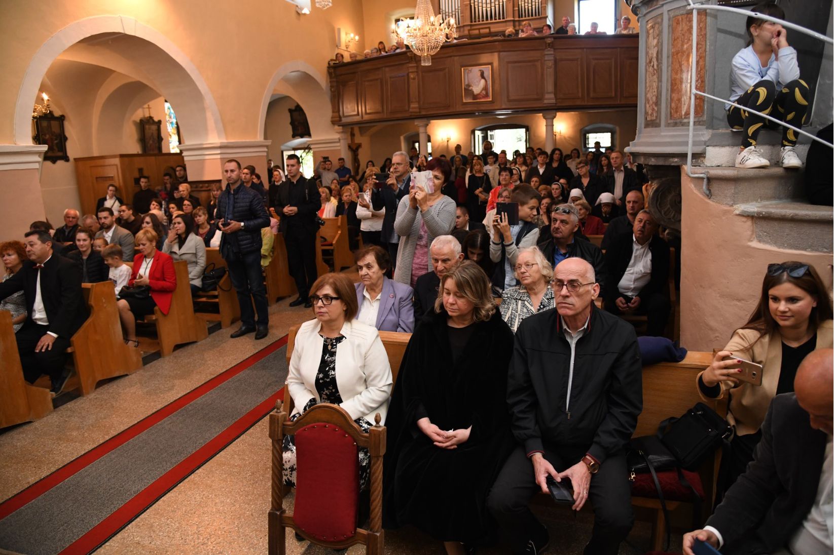 Ispunjena crkva sv. Mihovila u Jelenju
