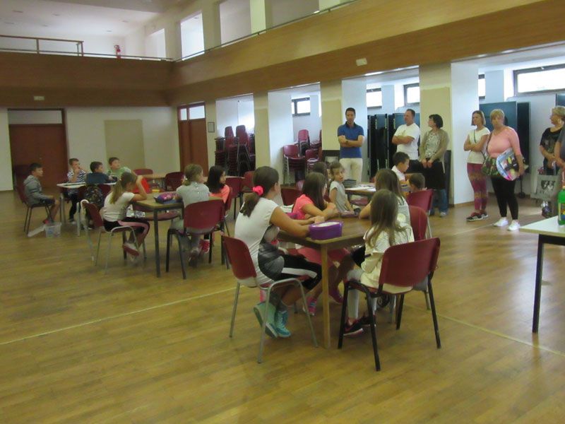 Likovna radionica "Petrovski krisi" privukla znatiželjnu mladež