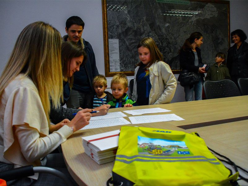 Ususret blagdanima: Polaznici prvog i drugog razreda nagrađeni poklon bonom od 400 kuna