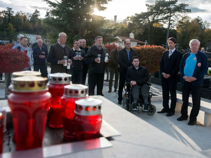 Položen vijenac i svijeće uoči blagdana Svih svetih