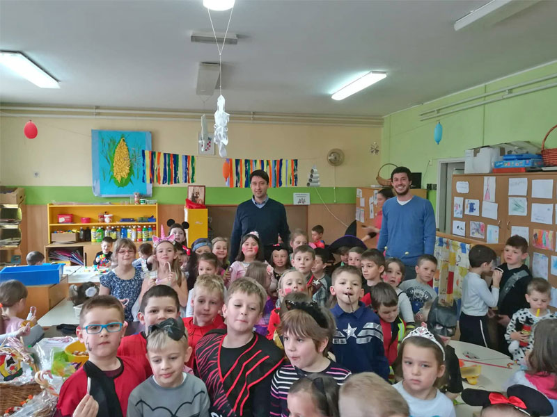 Puna košara slatkiša maškaranim mališanima